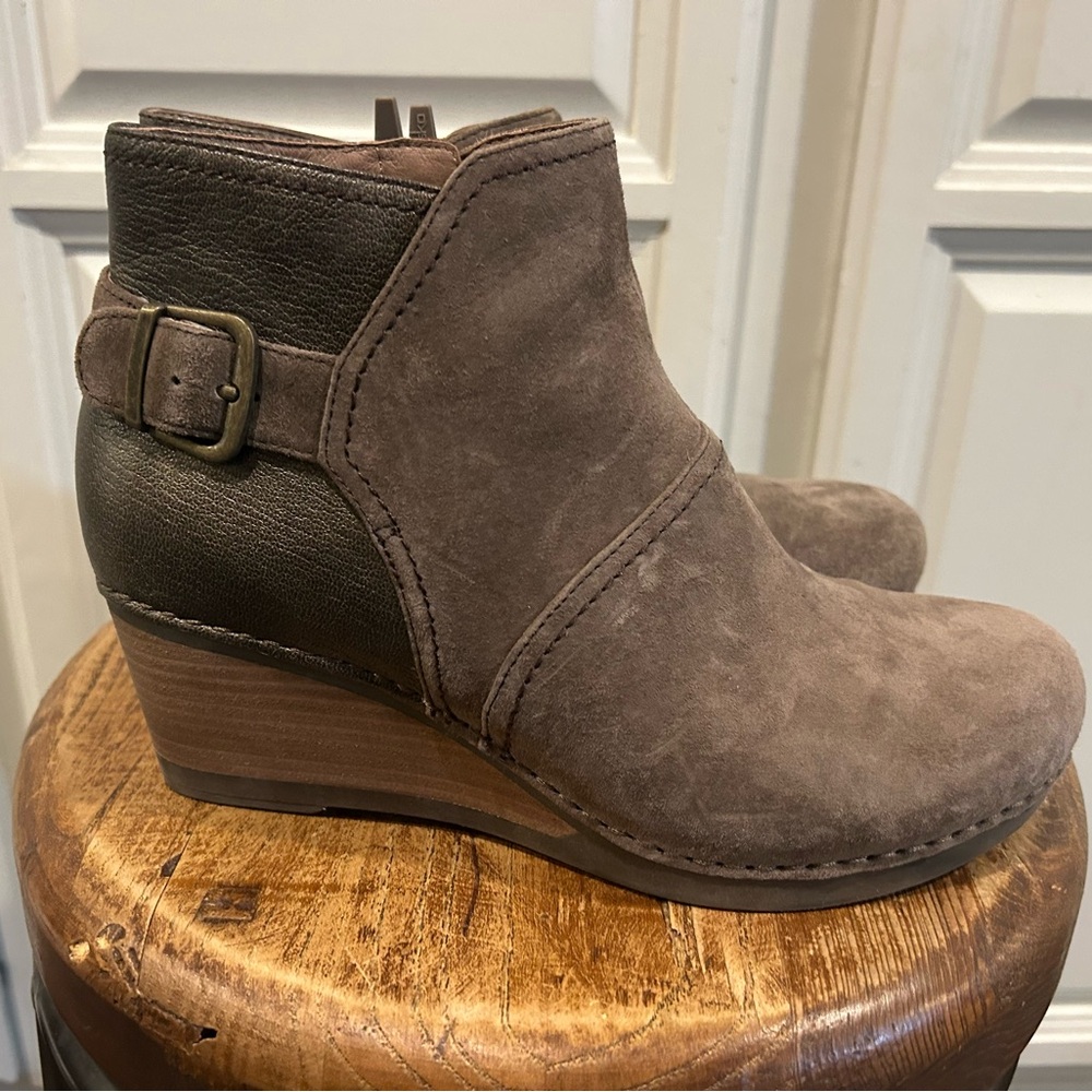 Dansko women’s size 39 leather wedge booties